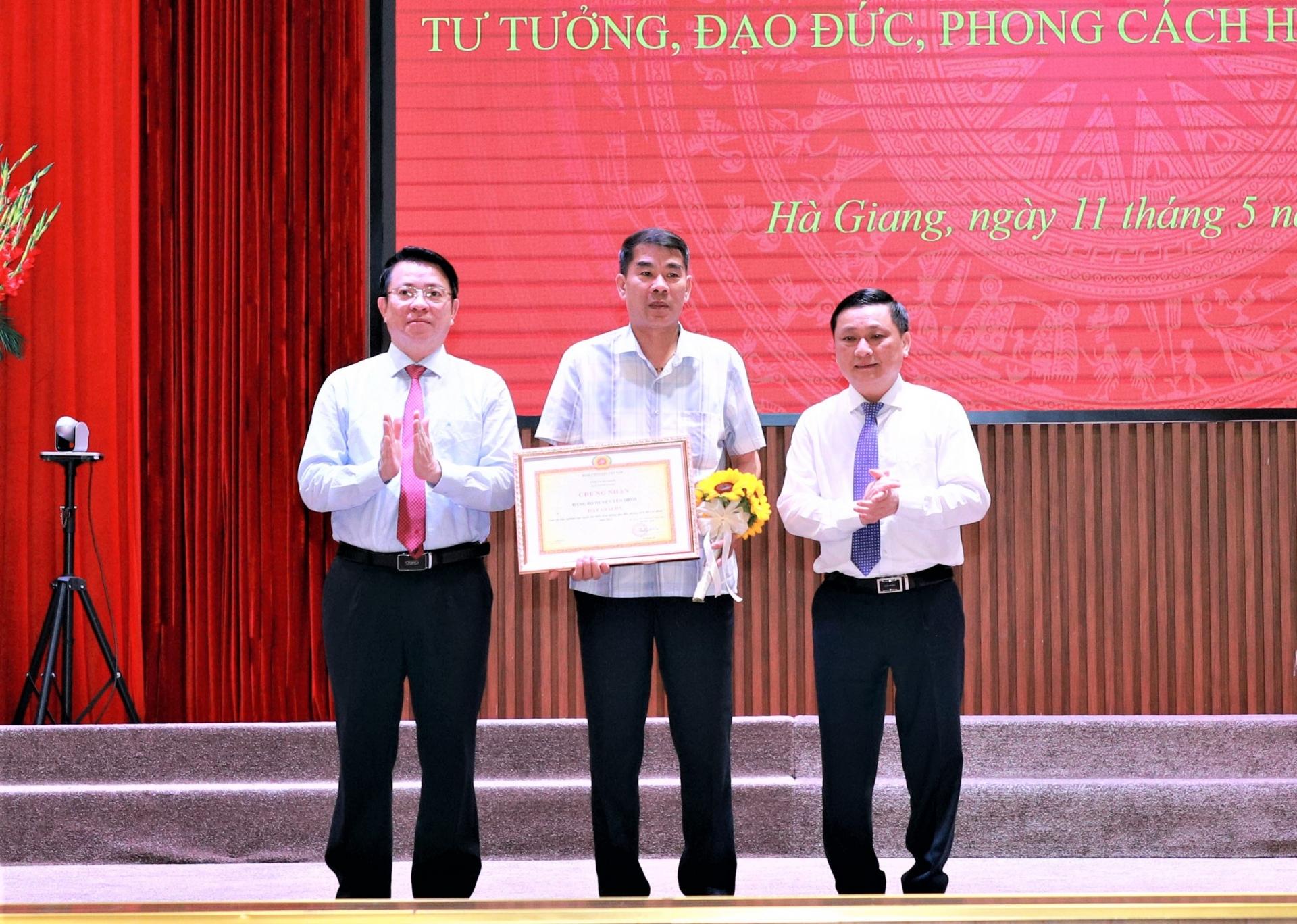 Trưởng ban Dân vận Tỉnh ủy Trần Mạnh Lợi và Trưởng ban Tổ chức Tỉnh ủy Nguyễn Minh Tiến trao giải Ba cho tập thể Đảng bộ huyện Yên Minh.