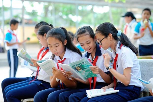 Học sinh Trường trung học cơ sở Đại Tâm thuộc huyện Mỹ Xuyên (Sóc Trăng) tranh thủ ôn bài trước khi vào tiết học mới. Ảnh: An Hiếu