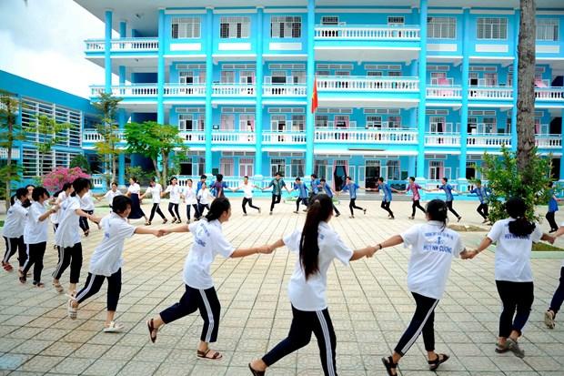 Học sinh Khmer Trường Trung học phổ thông dân tộc nội trú Huỳnh Cương ở (phường 3, thành phố Sóc Trăng, tỉnh Sóc Trăng) trong giờ ra chơi. Ảnh: An Hiếu