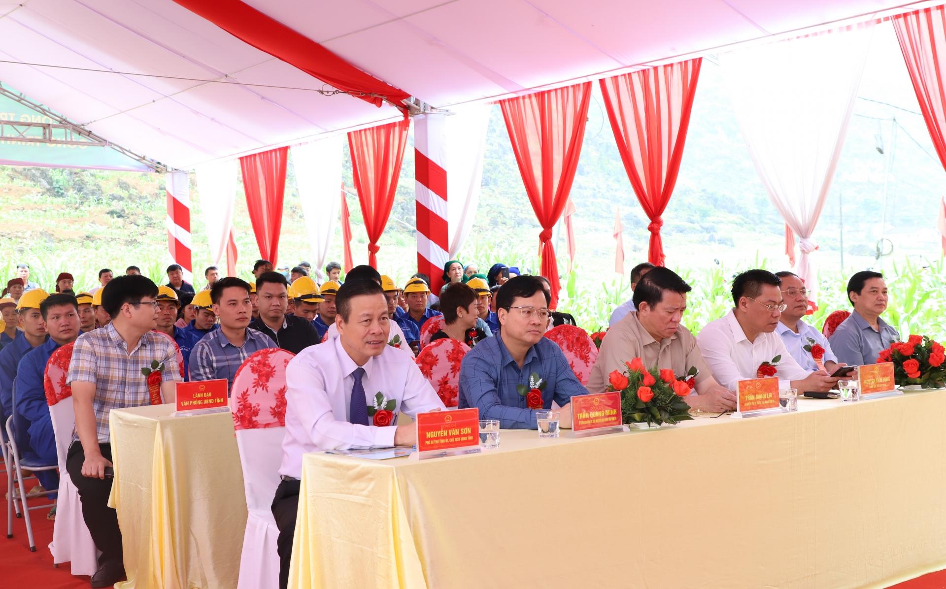 Chủ tịch UBND tỉnh Nguyễn Văn Sơn và các đại biểu dự lễ khởi công.