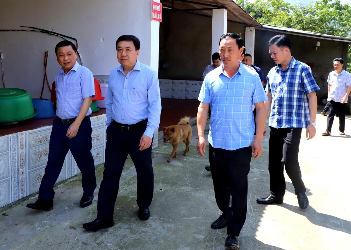 Phó Bí thư Tỉnh ủy Nguyễn Mạnh Dũng cùng đoàn công tác thăm mô hình giết mổ gia súc tập trung tại thị trấn Vinh Quang.
