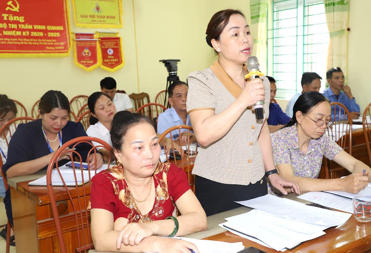Bí thư Chi bộ Tổ dân phố 4, thị trấn Vinh Quang trao đổi tại buổi làm việc.