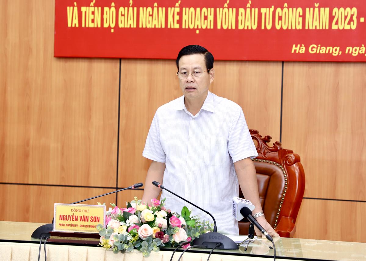 Chủ tịch UBND tỉnh Nguyễn Văn Sơn phát biểu tại phiên họp