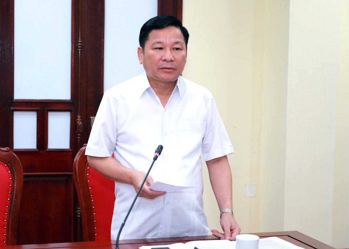 Phó Chủ tịch HĐND tỉnh Hoàng Văn Vịnh thảo luận tại phiên họp.