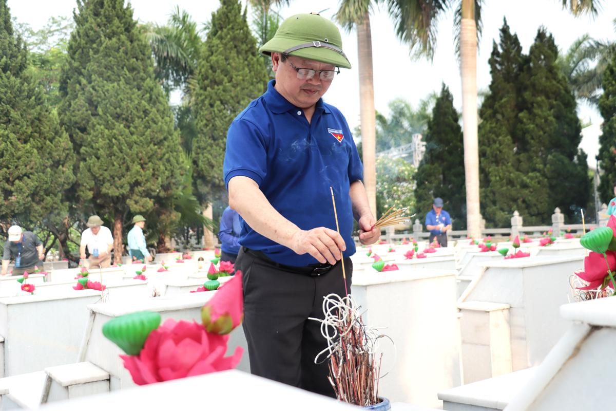 Đồng chí Hà Quang Dự, nguyên Bí thư thứ Nhất BCH T.Ư Đoàn thắp hương lên các phần mộ.