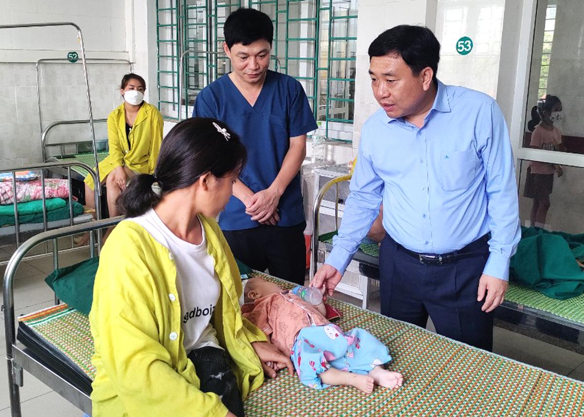 Quyền Bí thư Tỉnh ủy Nguyễn Mạnh Dũng thăm hỏi, tặng quà các cháu thiếu nhi đang điều trị tại Bệnh viện Đa khoa tỉnh.