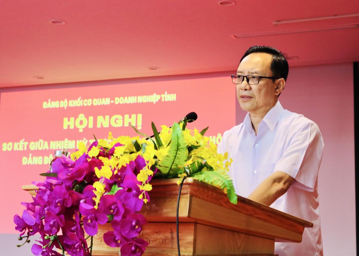 Đồng chí Thào Hồng Sơn, Phó Bí thư Thường trực Tỉnh ủy, Chủ tịch HĐND tỉnh phát biểu tại hội nghị