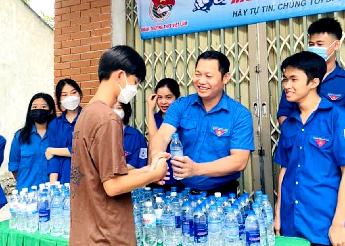Lực lượng thanh niên tình nguyện tại điểm thi THPT Vị Xuyên hỗ trợ, động viên thí sinh dự thi.
