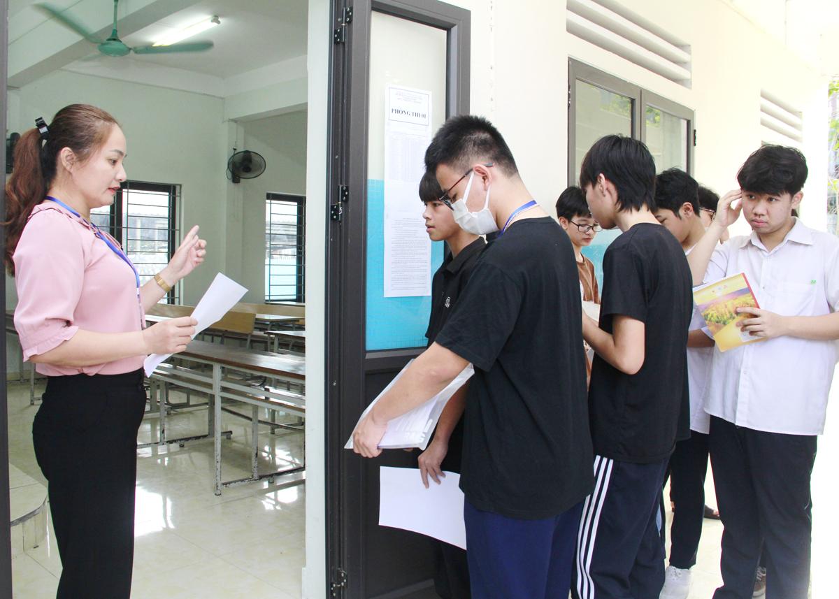 Thí sinh điểm thi Trường THPT Lê Hồng Phong (thành phố Hà Giang) làm thủ tục trước khi vào phòng thi môn Ngữ văn.