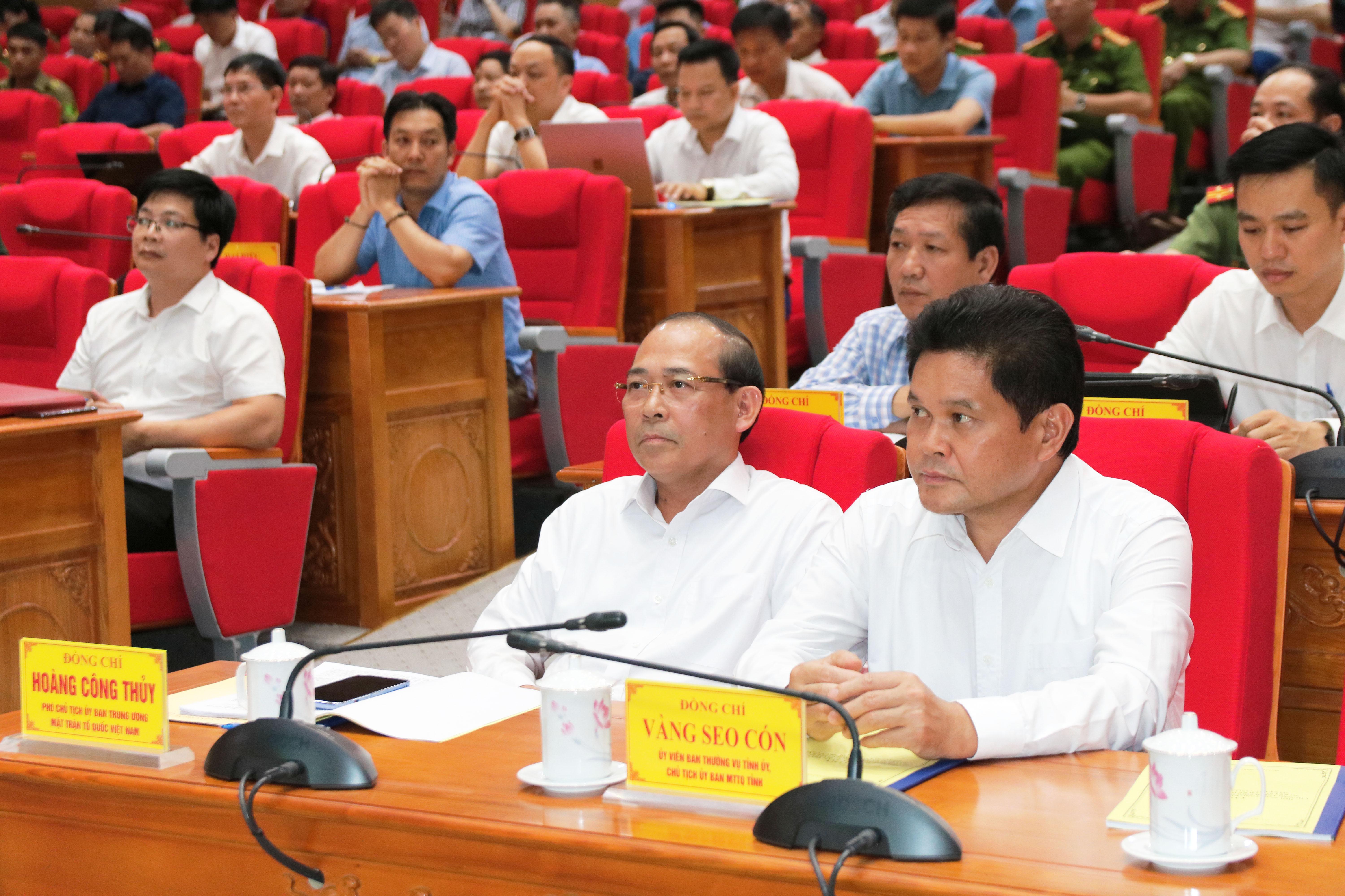 Phó Chủ tịch UBTƯ MTTQ Việt Nam Hoàng Công Thủy cùng các đại biểu tham dự Hội nghị.