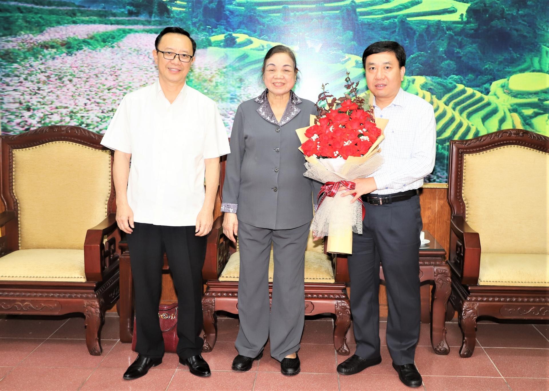 Nguyên Bí thư Trung ương Đảng, nguyên Trưởng ban Dân vận Trung ương Hà Thị Khiết tặng hoa chúc mừng Đảng bộ, chính quyền và nhân dân các dân tộc tỉnh Hà Giang.