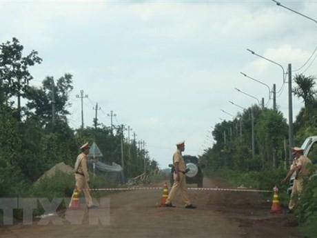 Lực lượng chức năng chốt chặn đường vào Ủy ban Nhân dân xã Ea Ktur, huyện Cư Kuin phục vụ truy bắt nhóm đối tượng. (Ảnh: TTXVN)