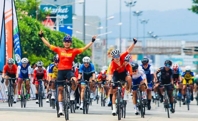 Nguyễn Thị Thật (trái) trong khoảnh khắc rút đích thắng cua-rơ Trung Quốc để về nhất đua xe đạp đường trường nữ 109km tại Rayong, Thái Lan ngày 12/6.