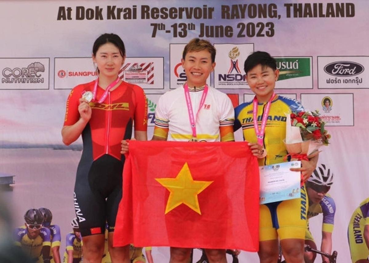 Nguyễn Thị Thật (giữa) trên bục nhận HC vàng nội dung đường trường giải vô địch châu Á 2023 trại Rayong, Thái Lan ngày 12/6.