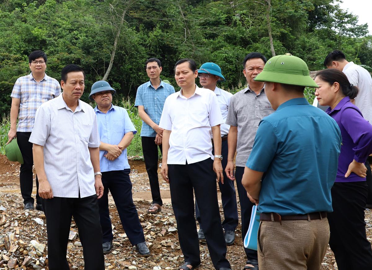 Chủ tịch UBND tỉnh Nguyễn Văn Sơn nghe báo cáo tình hình xây dựng khu xử lý rác thải xã Yên Định.