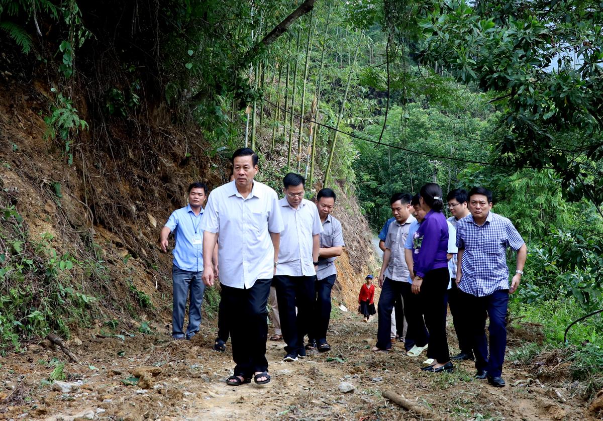 Chủ tịch UBND tỉnh Nguyễn Văn Sơn kiểm tra công trình nâng cấp đường từ trung tâm xã đi trung tâm thôn Nà Lại, xã Thượng Tân.