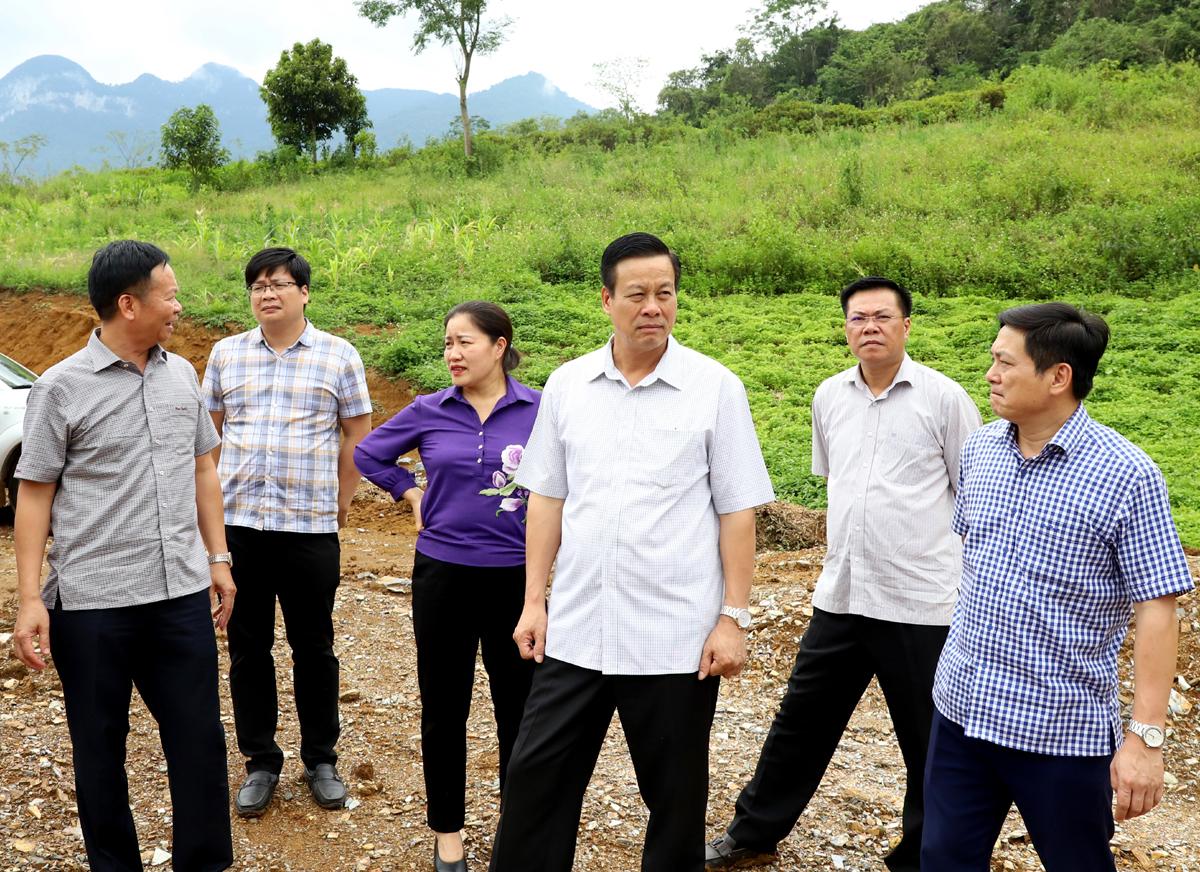 Chủ tịch UBND tỉnh Nguyễn Văn Sơn kiểm tra việc triển khai xây dựng công trình khu xử lý rác thải xã Yên Định.