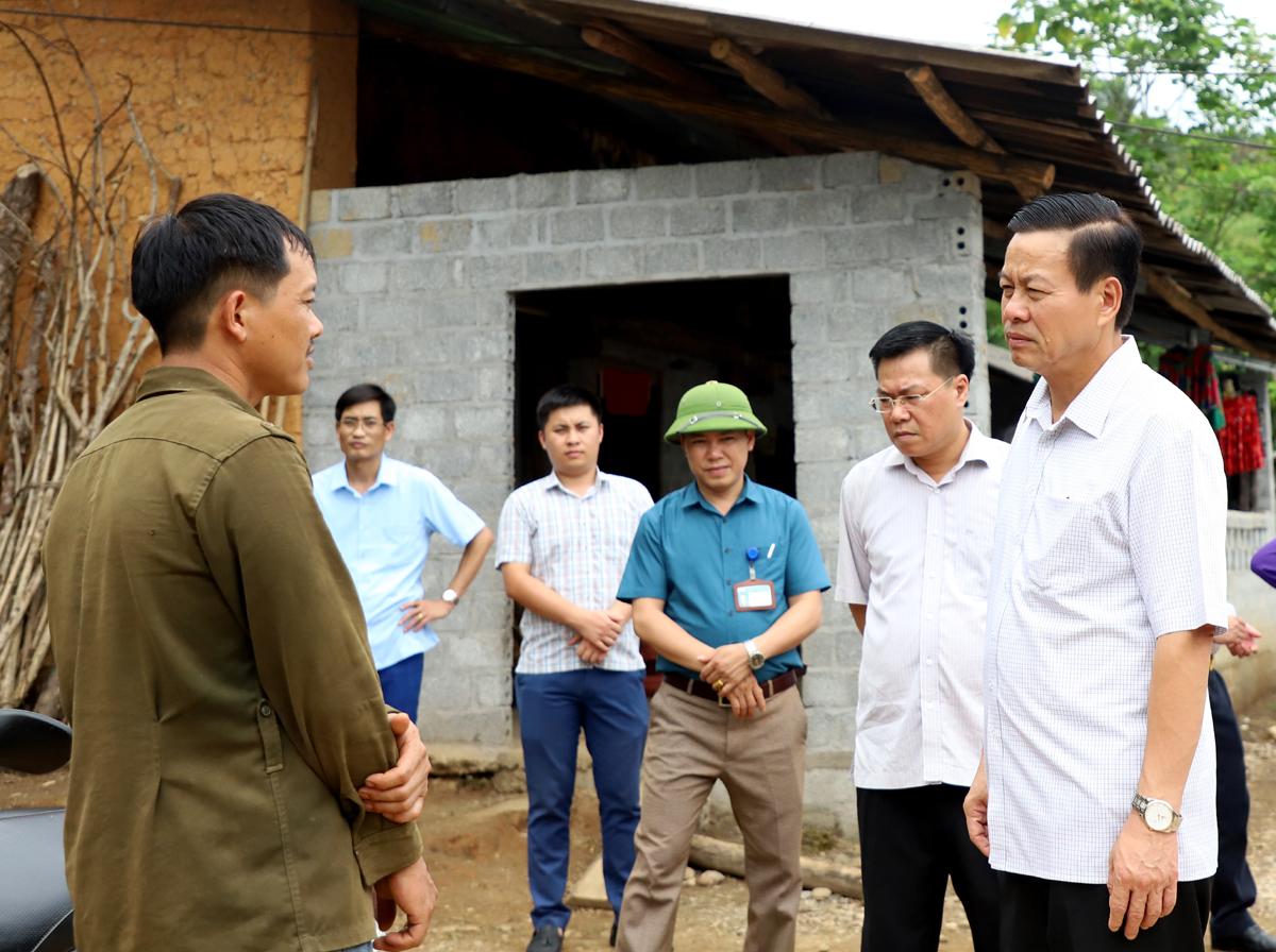 Chủ tịch UBND tỉnh Nguyễn Văn Sơn thăm hỏi tình hình sản xuất của người dân thôn Bản Bó, xã Yên Định.