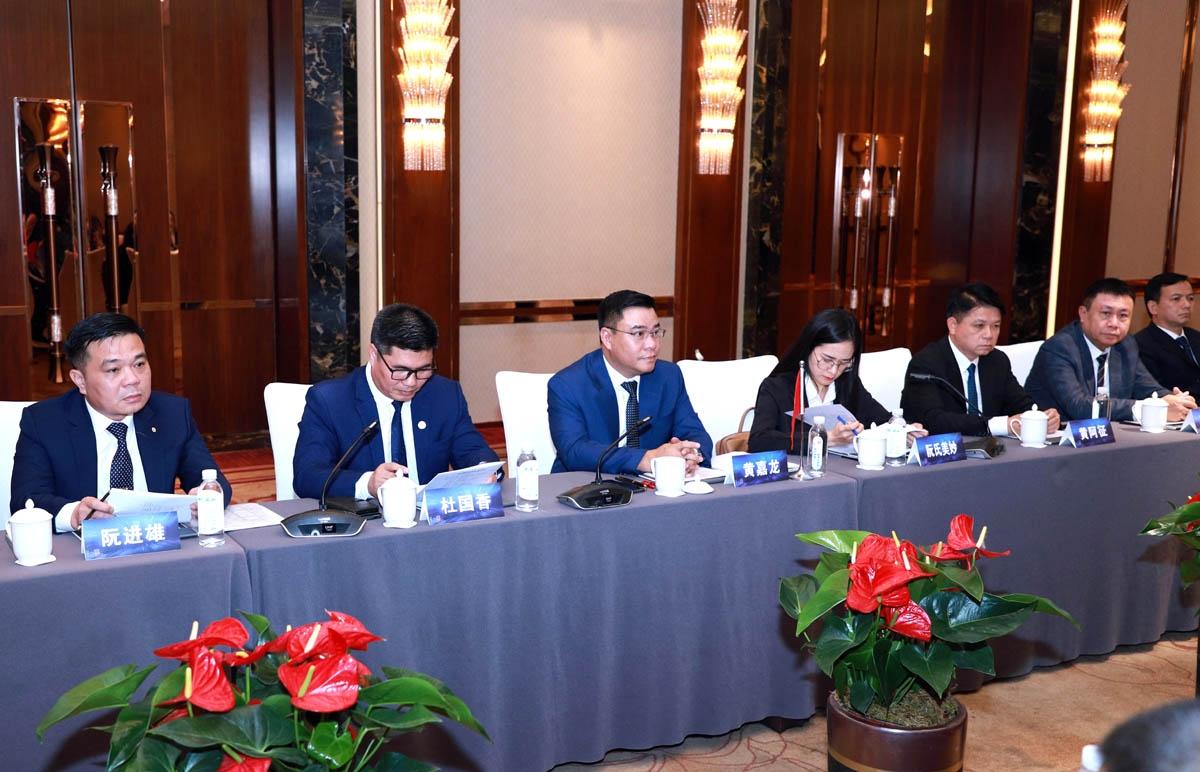 Phó Chủ tịch Thường trực UBND tỉnh Hoàng Gia Long cùng Đoàn đại biểu tỉnh Hà Giang trong buổi hội đàm.
