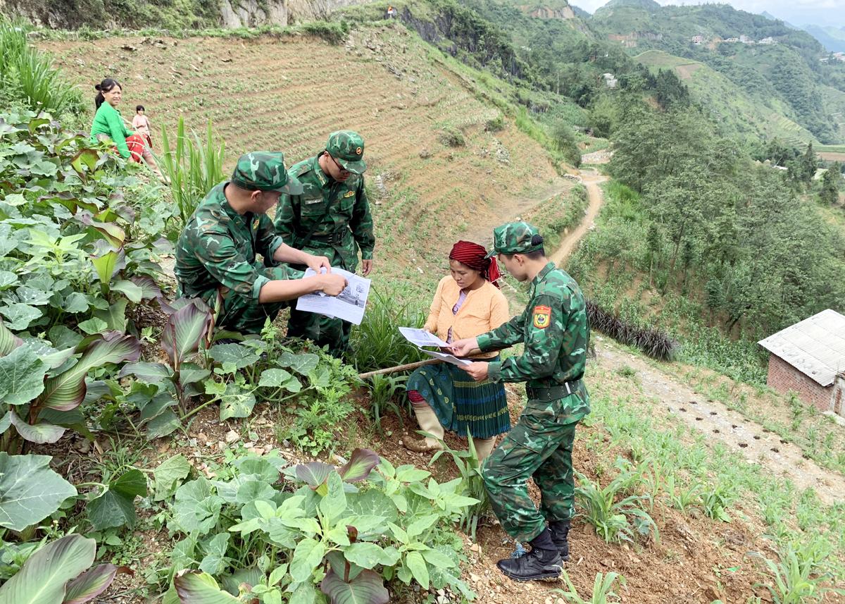 Cán bộ Đồn Biên phòng Xín Cái (Mèo Vạc) tuyên truyền cho nhân dân chấp hành pháp luật và các quy chế về biên giới đất liền Việt Nam – Trung Quốc.