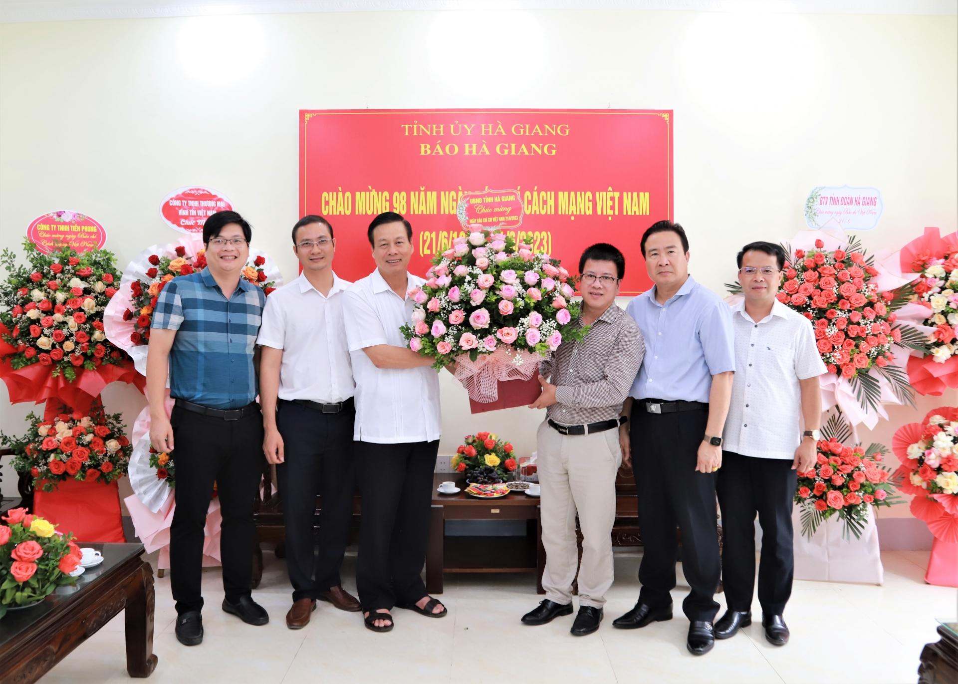 Chủ tịch UBND tỉnh Nguyễn Văn Sơn tặng hoa chúc mừng Báo Hà Giang nhân kỷ niệm 98 năm Ngày Báo chí cách mạng Việt Nam.