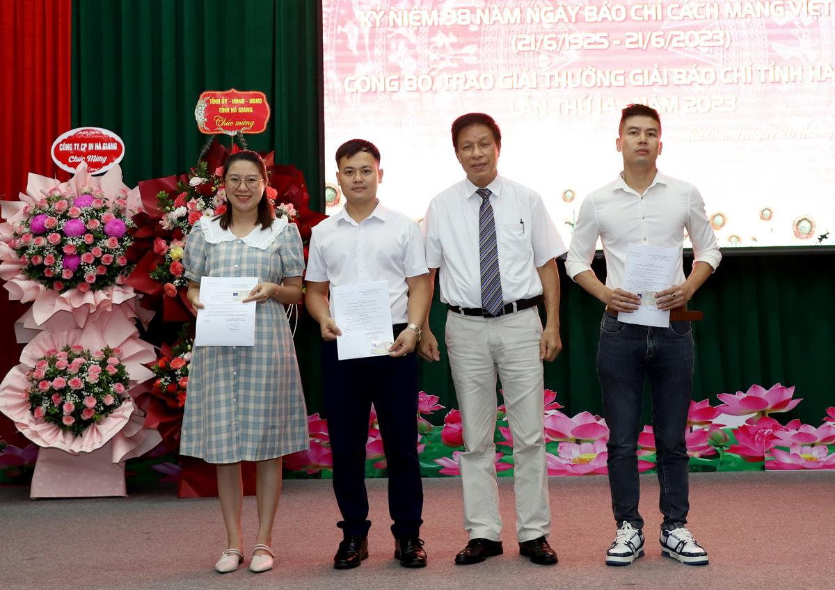 Chủ tịch Hội Nhà báo tỉnh Lê Trọng Lập trao giấy chứng nhận cho các hội viên mới kết nạp.
