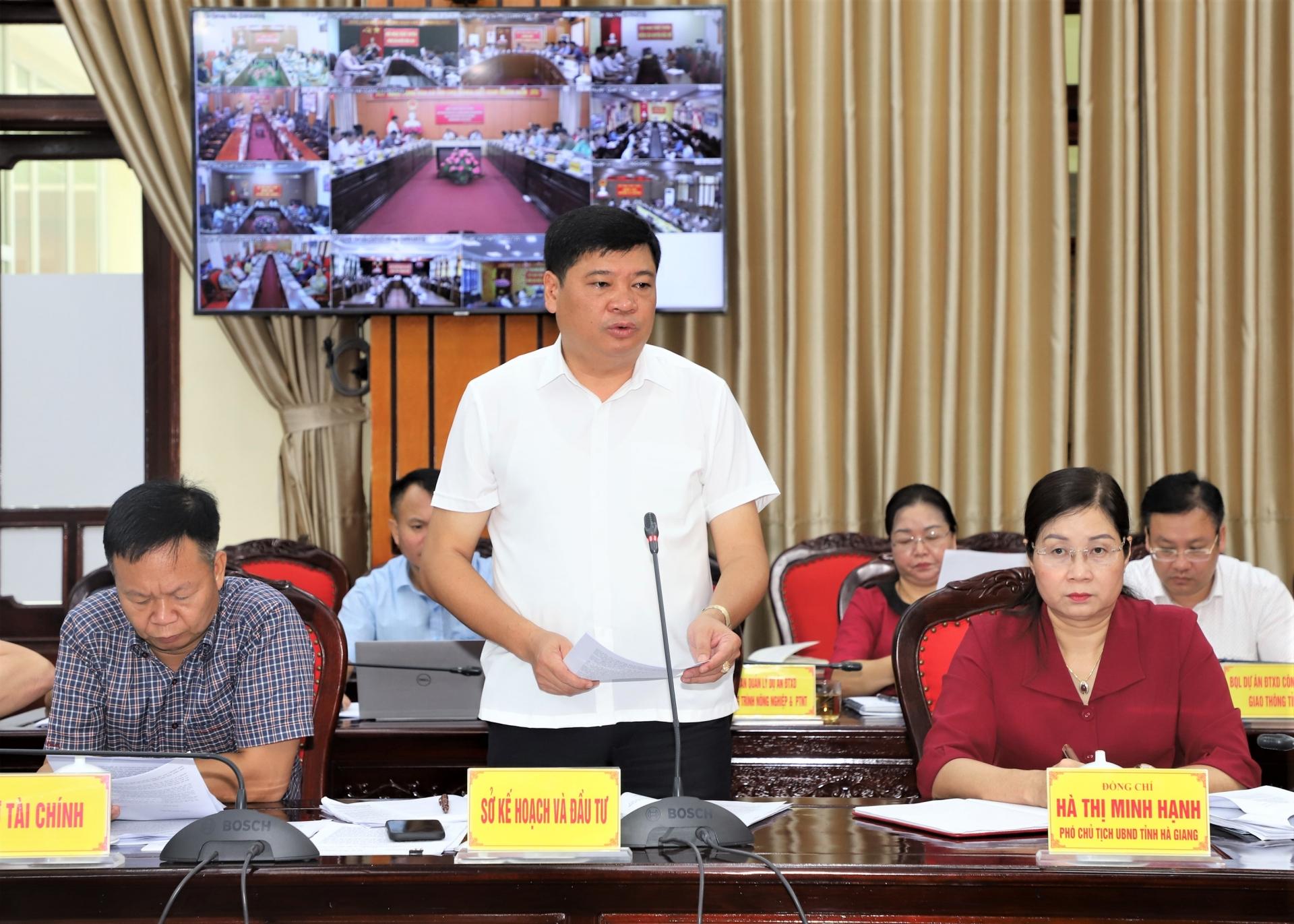 Giám đốc Sở KH-ĐT Lương Văn Đoàn trình bày báo cáo tại hội nghị