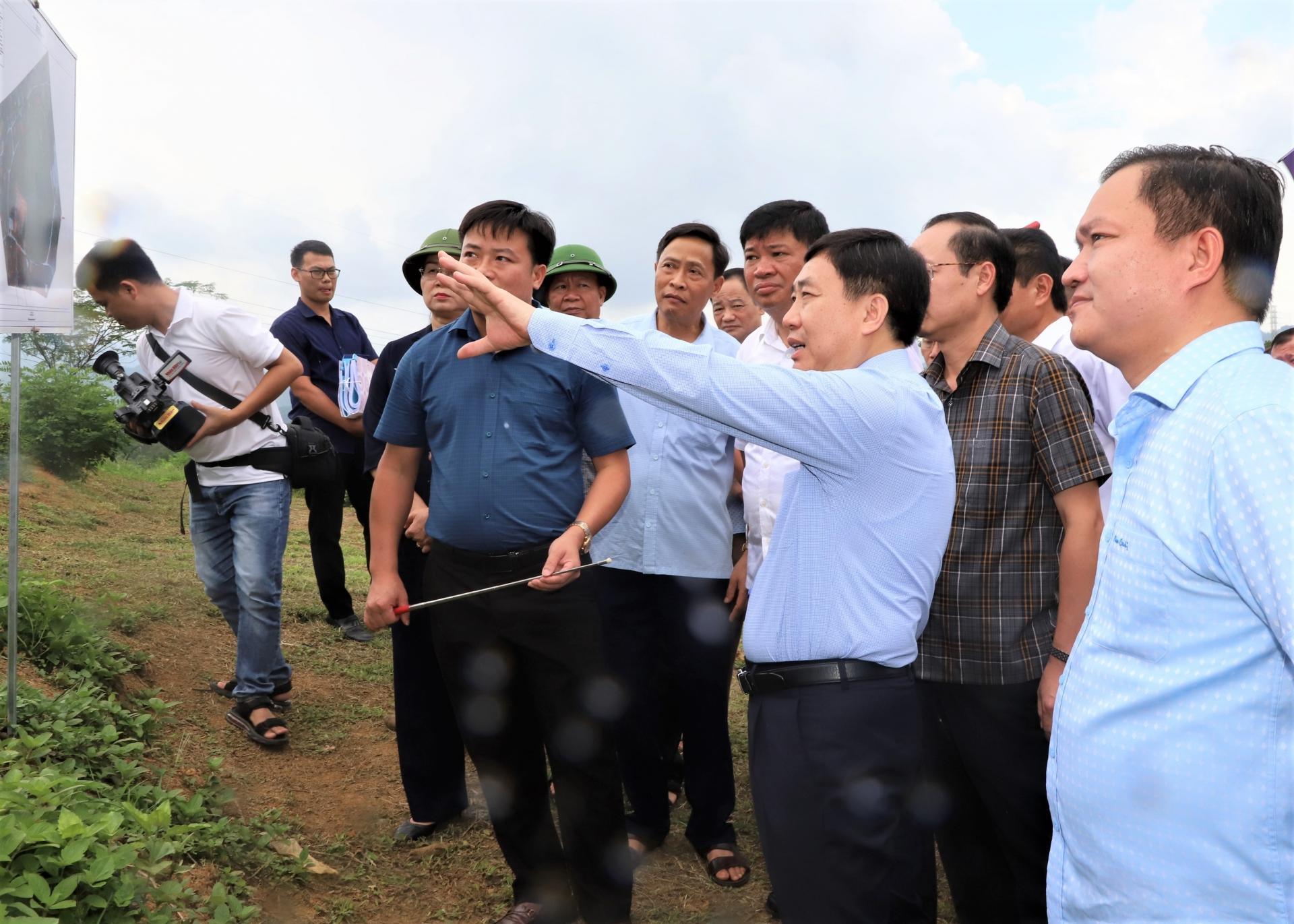 Quyền Bí thư Tỉnh ủy Nguyễn Mạnh Dũng kiểm tra quy hoạch khu tái định cư tại xã Hùng An.