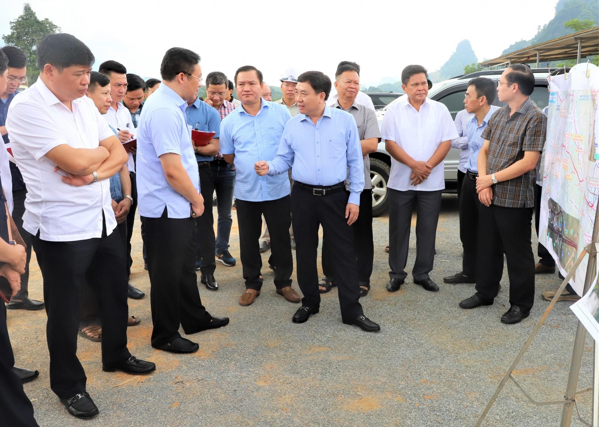 Quyền Bí thư Tỉnh ủy Nguyễn Mạnh Dũng và đoàn công tác kiểm tra quy hoạch gói thầu 03-XL (Km0+00 - Km12+500).
