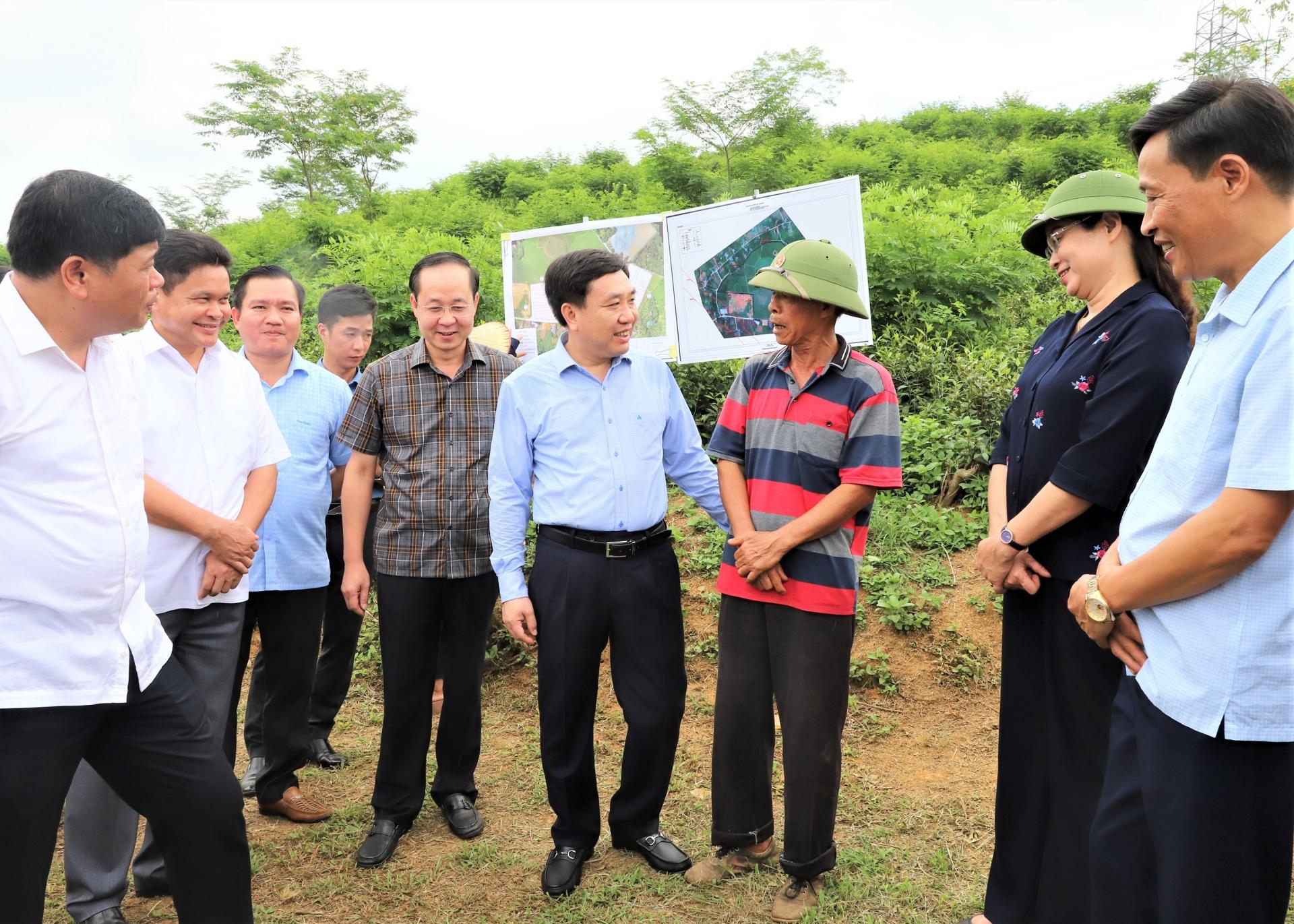 Quyền Bí thư Tỉnh ủy Nguyễn Mạnh Dũng thăm hỏi, trao đổi với người dân xã Hùng An về chính sách đền bù, tái định cư.