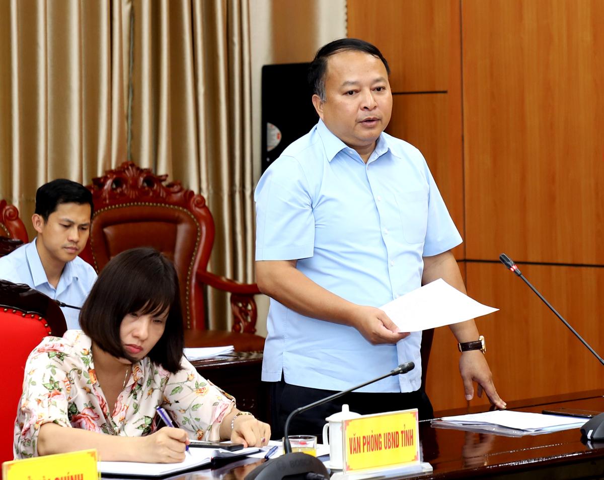 Đại tá Phan Huy Ngọc, Giám đốc Công an tỉnh báo cáo tiến độ xây dựng trụ sở Công an xã, thị trấn.