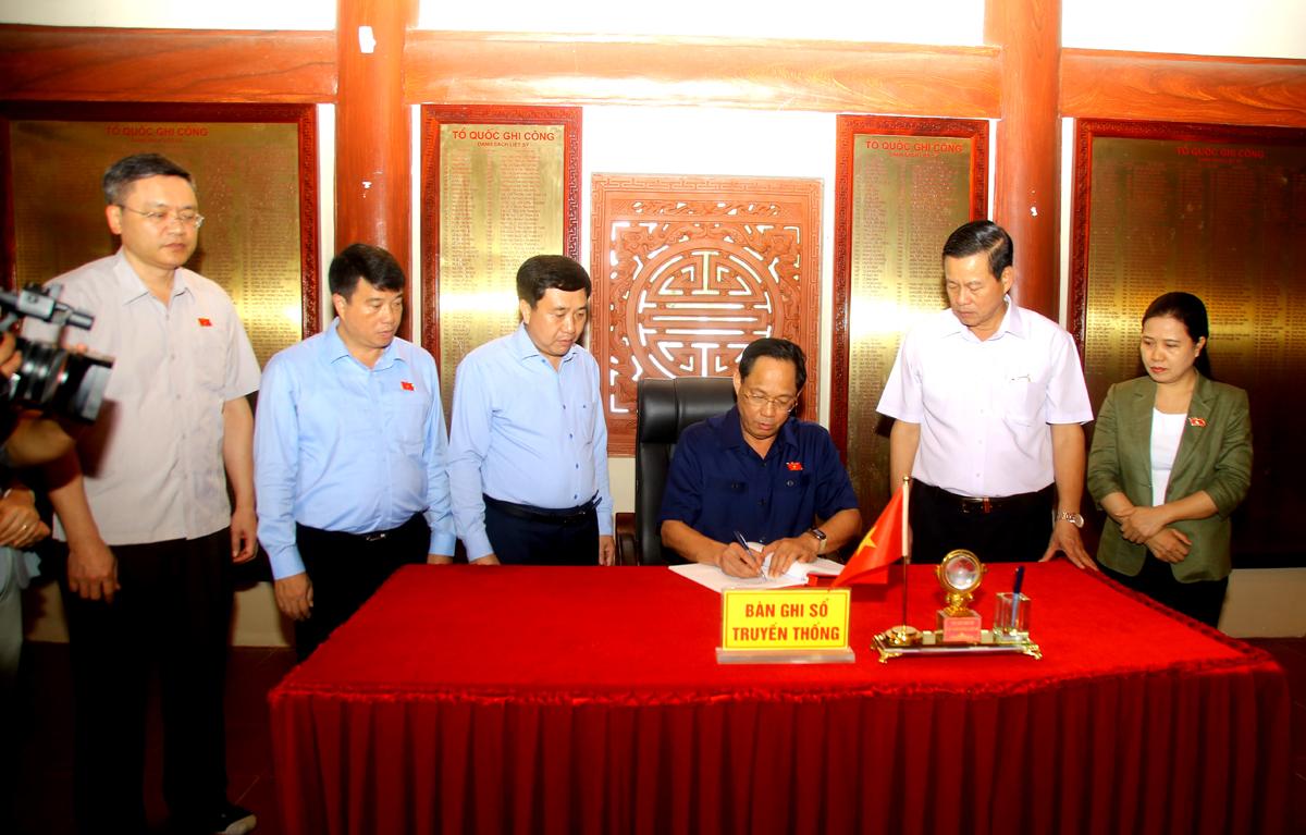 Phó Chủ tịch Quốc hội Trần Quang Phương ghi sổ vàng tại Đền thờ các AHLS. (