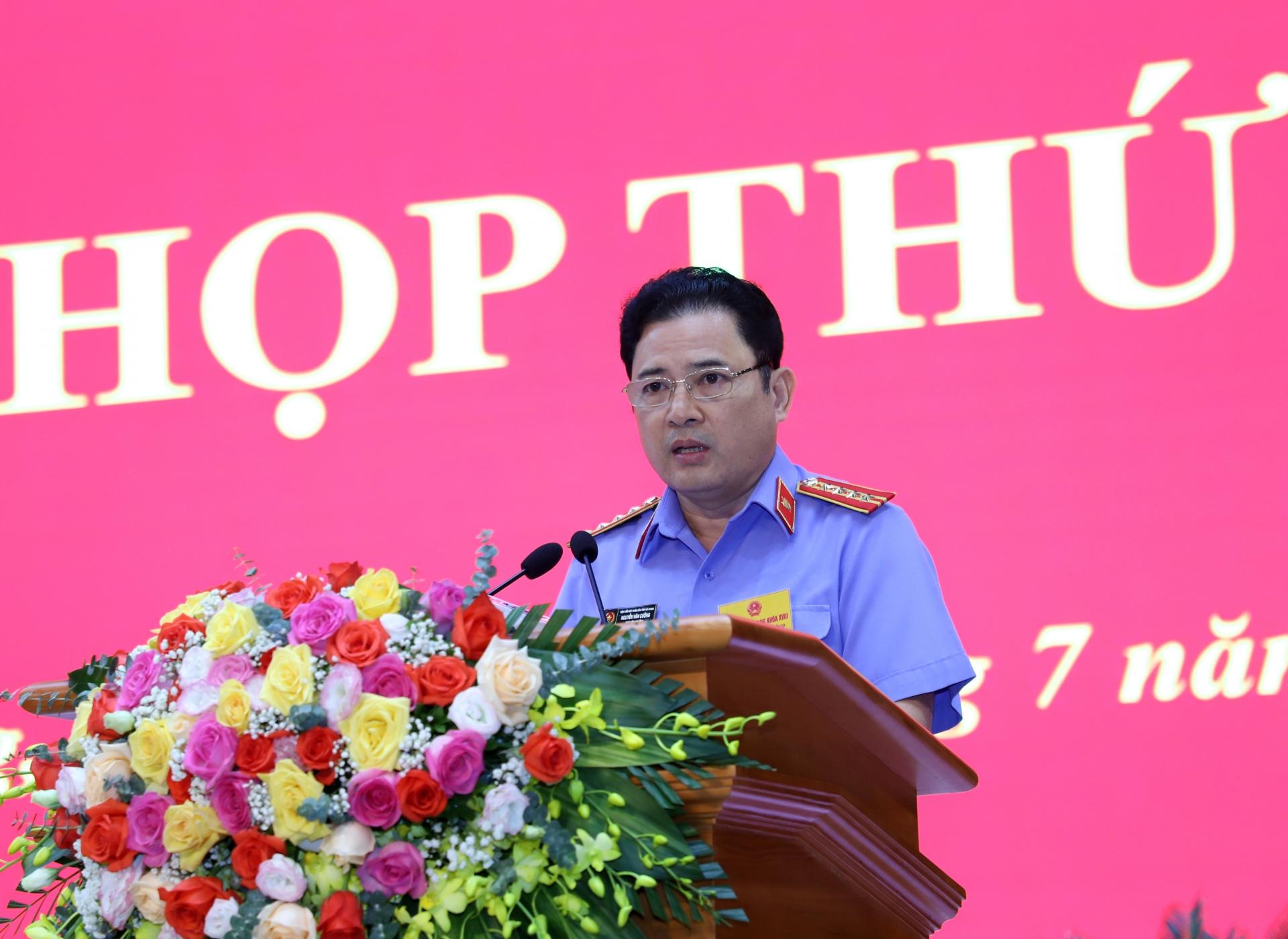 Phó Viện trưởng Viện Kiểm sát Nhân dân tỉnh Nguyễn Văn Cường báo cáo kết quả công tác 6 tháng đầu năm.