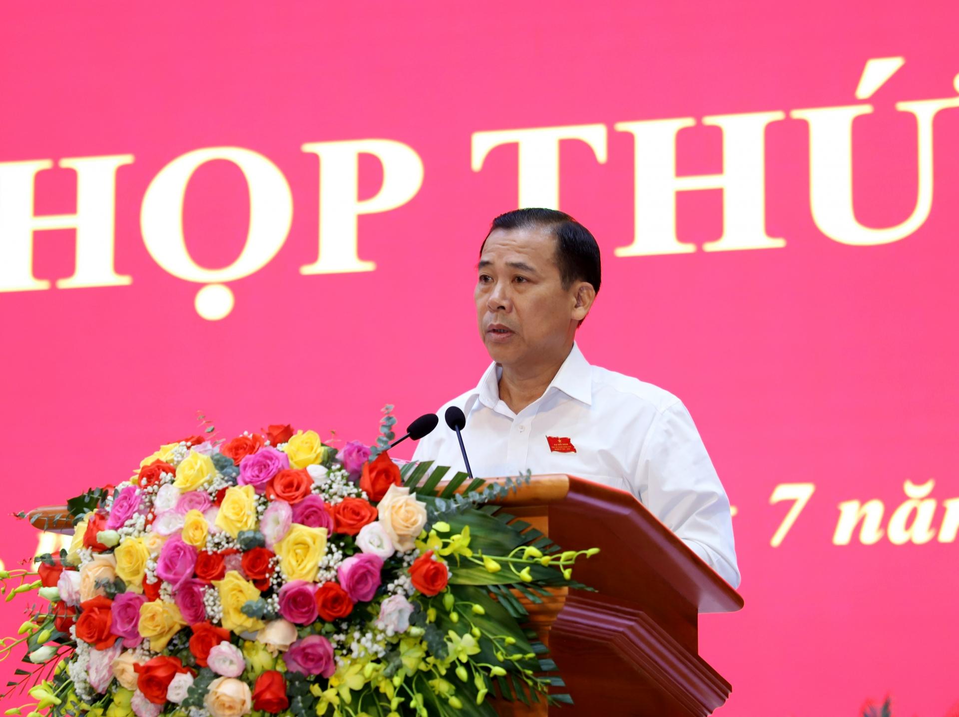 Trưởng Ban Văn hóa - xã hội HĐND tỉnh Hoàng Văn Kiên báo cáo thẩm tra các văn bản trình kỳ họp thuộc lĩnh vực văn hóa - xã hội.