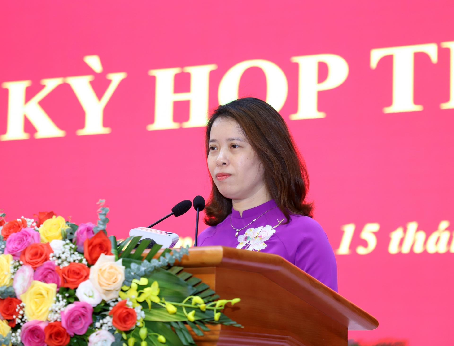 Trưởng Ban Pháp chế HĐND tỉnh Nguyễn Thị Thanh Thủy báo cáo thẩm tra đối với các văn bản trình kỳ họp thuộc lĩnh vực pháp chế.