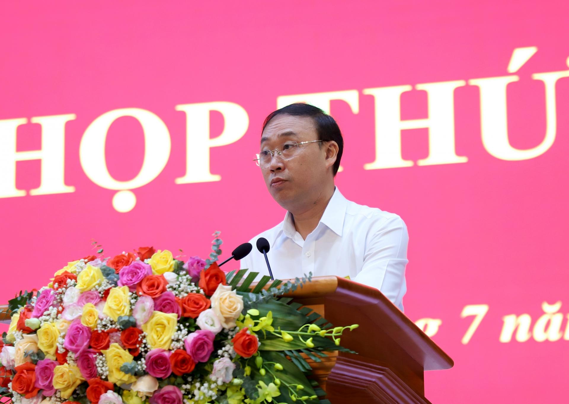 Giám đốc Sở Nội vụ Nguyễn Cao Cường trình bày tờ trình về Đề án đẩy mạnh phân cấp đối với UBND cấp huyện, xã và cơ quan chuyên môn thuộc UBND tỉnh.
