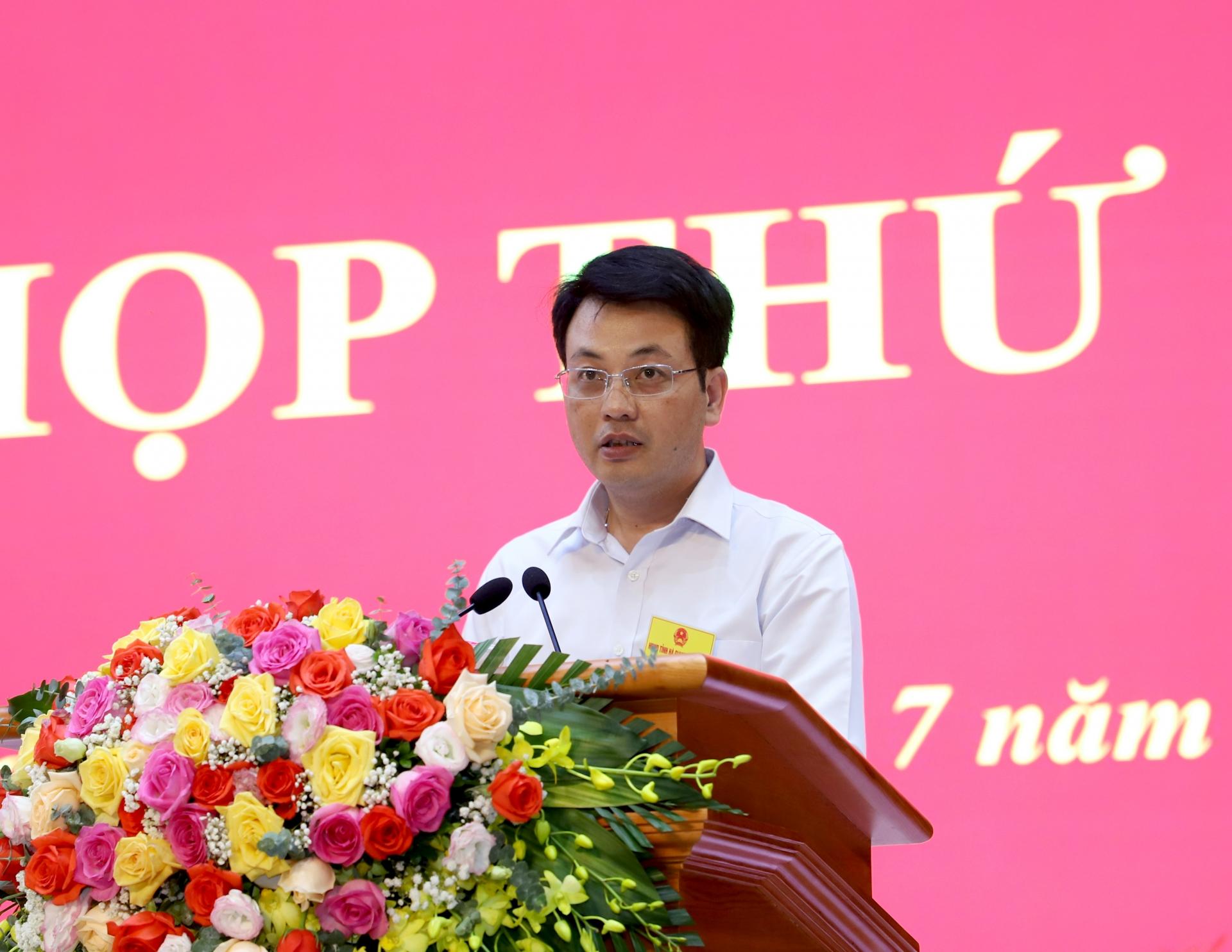 Giám đốc Sở Tư pháp Trương Huy Huân trình bày tờ trình về hỗ trợ kinh phí cho trẻ em có hoàn cảnh khó khăn.