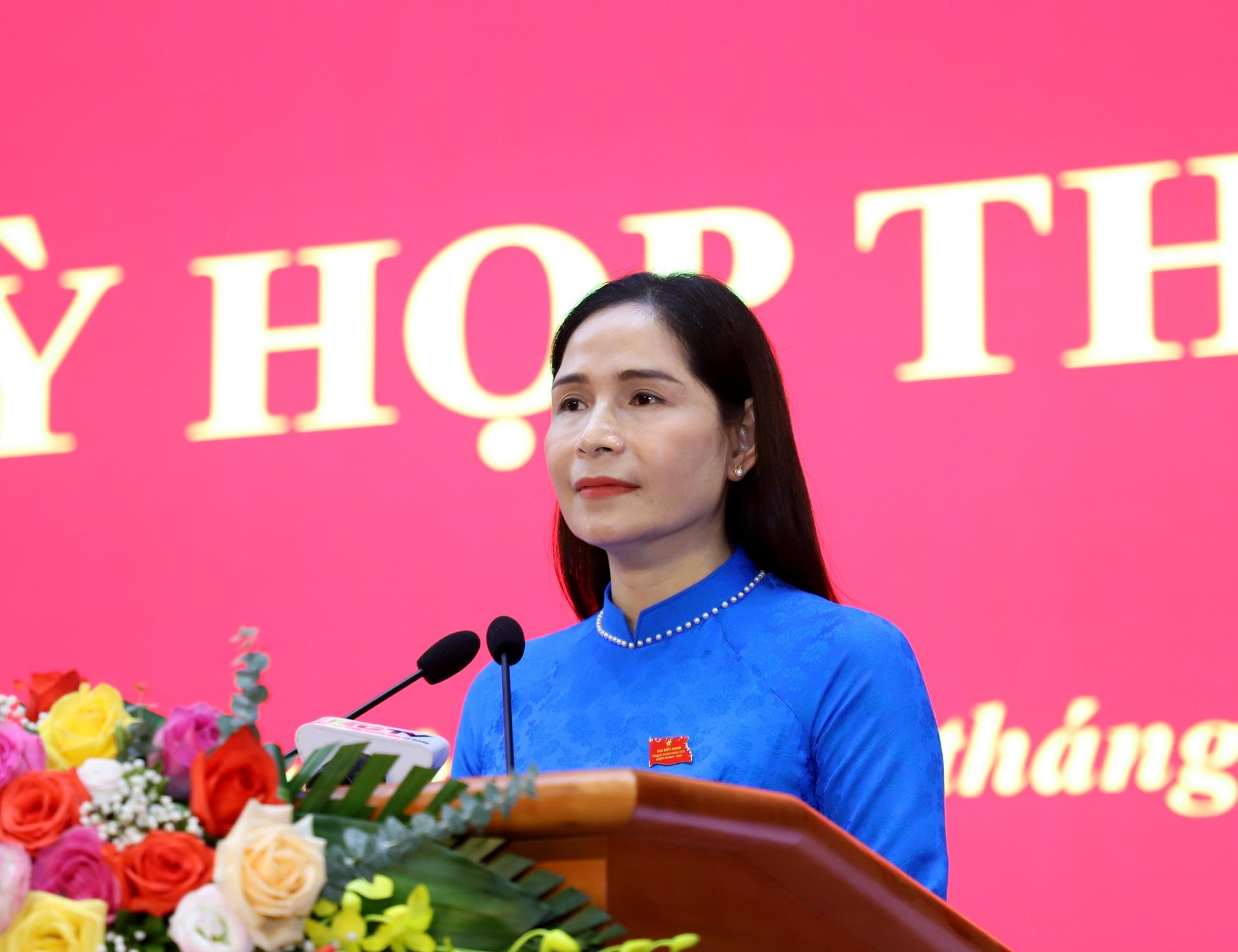 Trưởng Ban Kinh tế - Ngân sách HĐND tỉnh Phạm Thị Hồng Yên báo cáo thẩm tra đối với kết quả thực hiện nhiệm vụ phát triển KT - XH 6 tháng đầu năm.