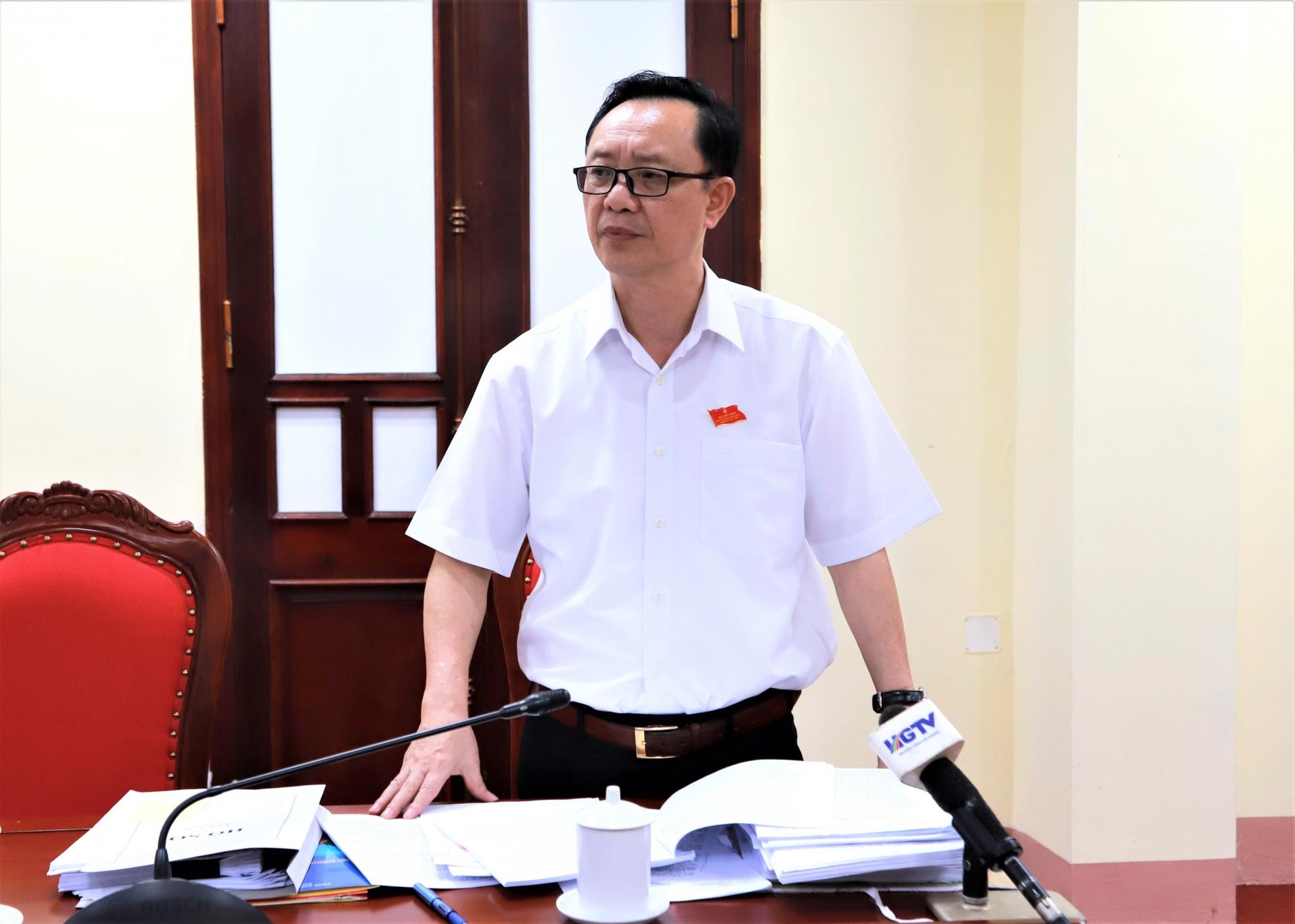 Phó Bí thư Thường trực Tỉnh ủy, Chủ tịch HĐND tỉnh Thào Hồng Sơn thảo luận tại tổ số 2.