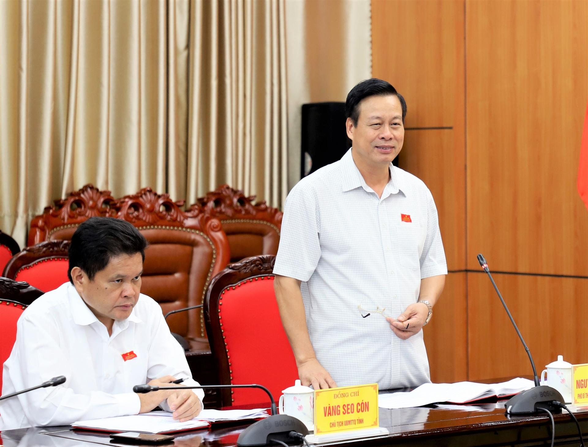 Chủ tịch UBND tỉnh Nguyễn Văn Sơn tham gia ý kiến thảo luận tại tổ.