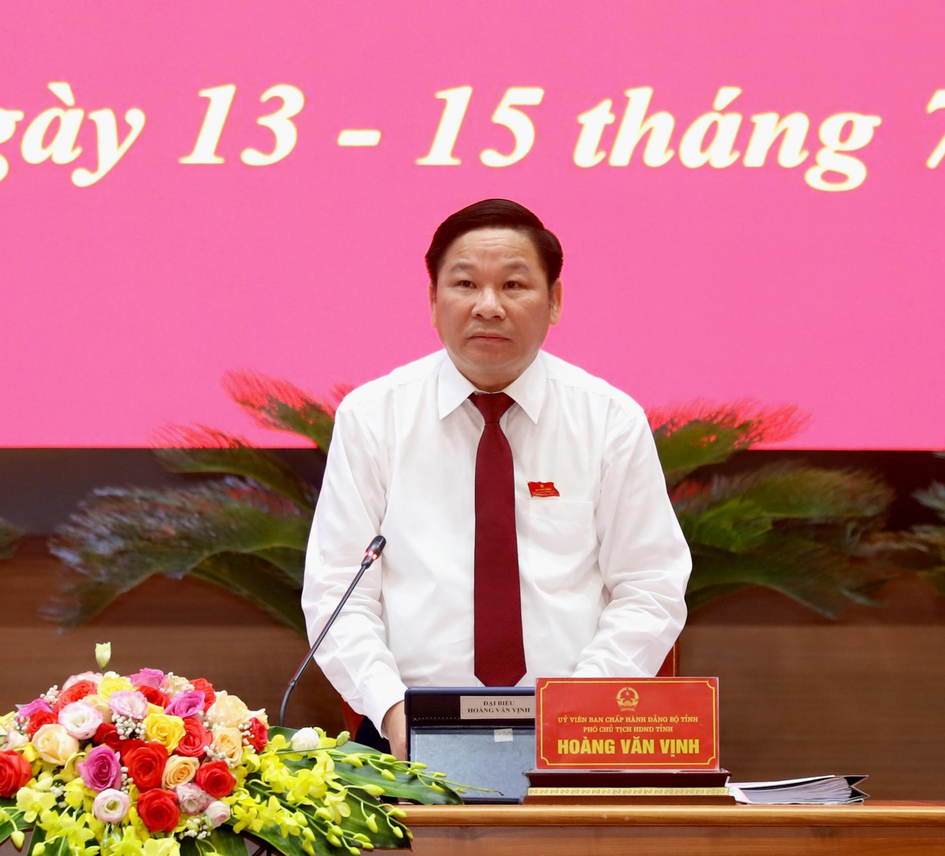 Phó Chủ tịch HĐND tỉnh Hoàng Văn Vịnh điều hành phiên thảo luận tại hội trường.