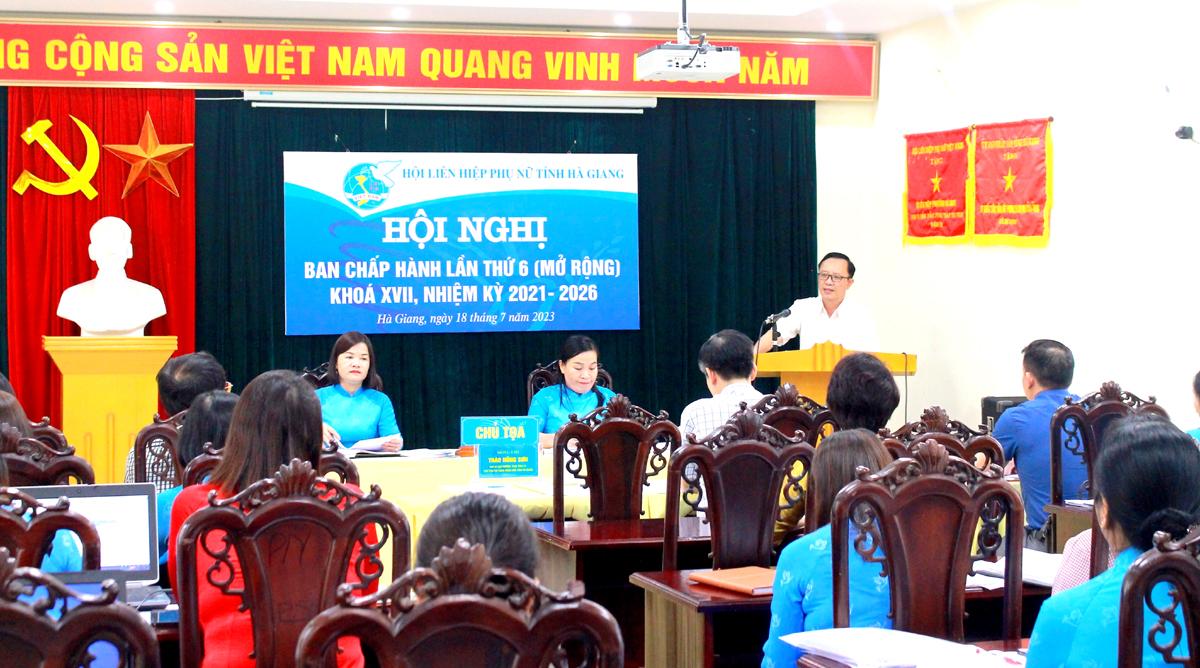 Phó Bí thư Thường trực Tỉnh ủy, Chủ tịch HĐND tỉnh Thào Hồng Sơn chỉ đạo tại hội nghị