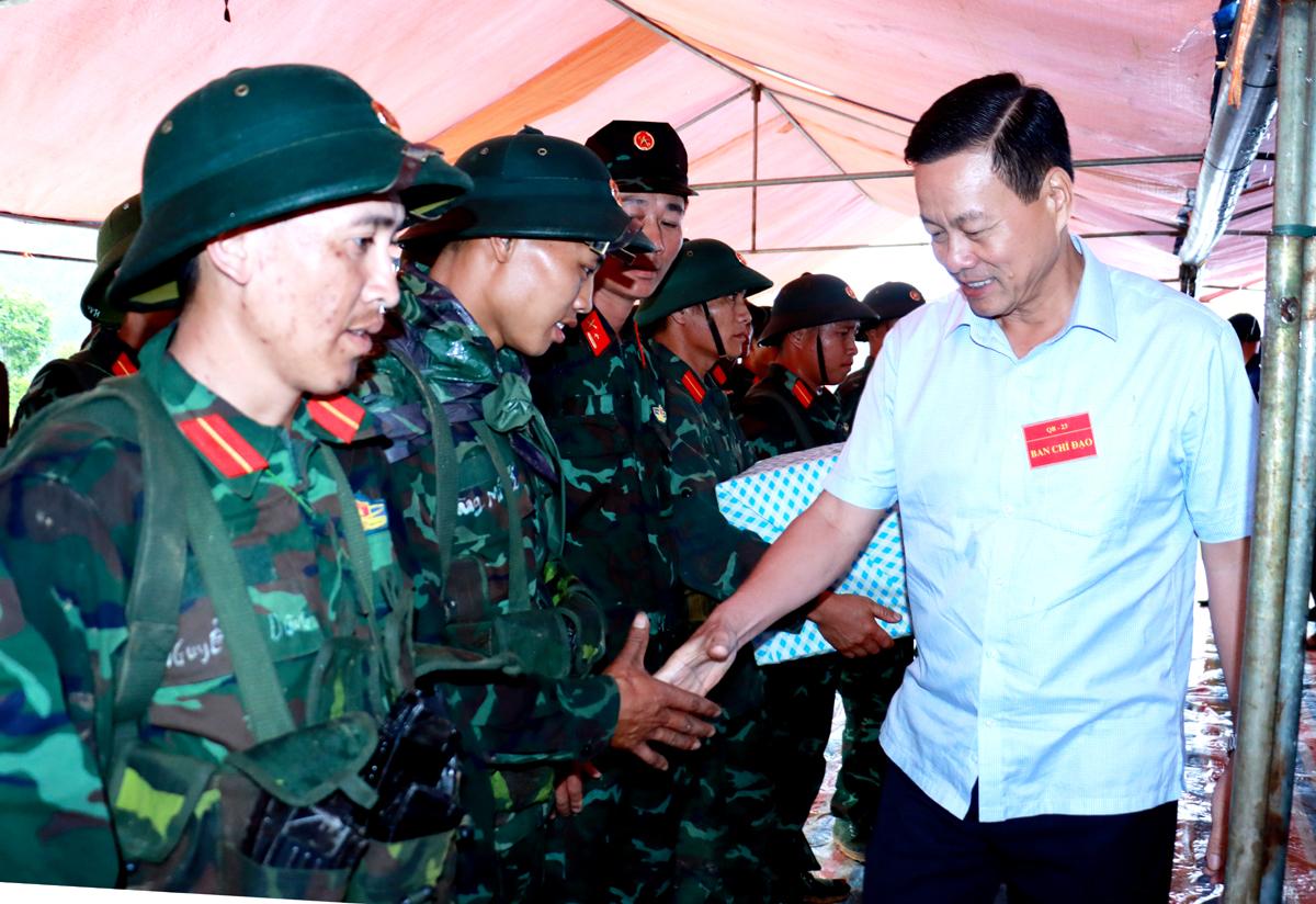 Chủ tịch UBND tỉnh Nguyễn Văn Sơn động viên các lực lượng tham gia diễn tập.