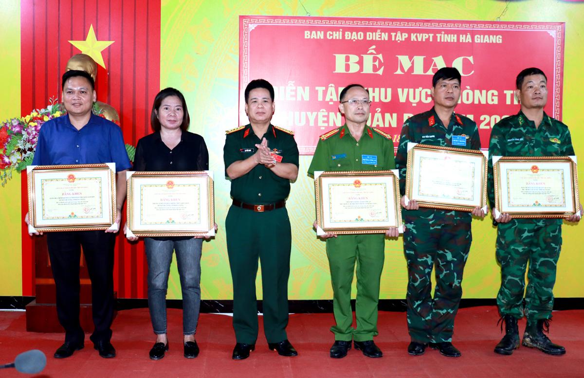Đại tá Lại Tiến Giang, Chỉ huy trưởng Bộ CHQS tỉnh trao Bằng khen của Chủ tịch UBND tỉnh cho các tập thể có thành tích xuất sắc trong công tác diễn tập khu vực phòng thủ huyện Quản Bạ năm 2023.