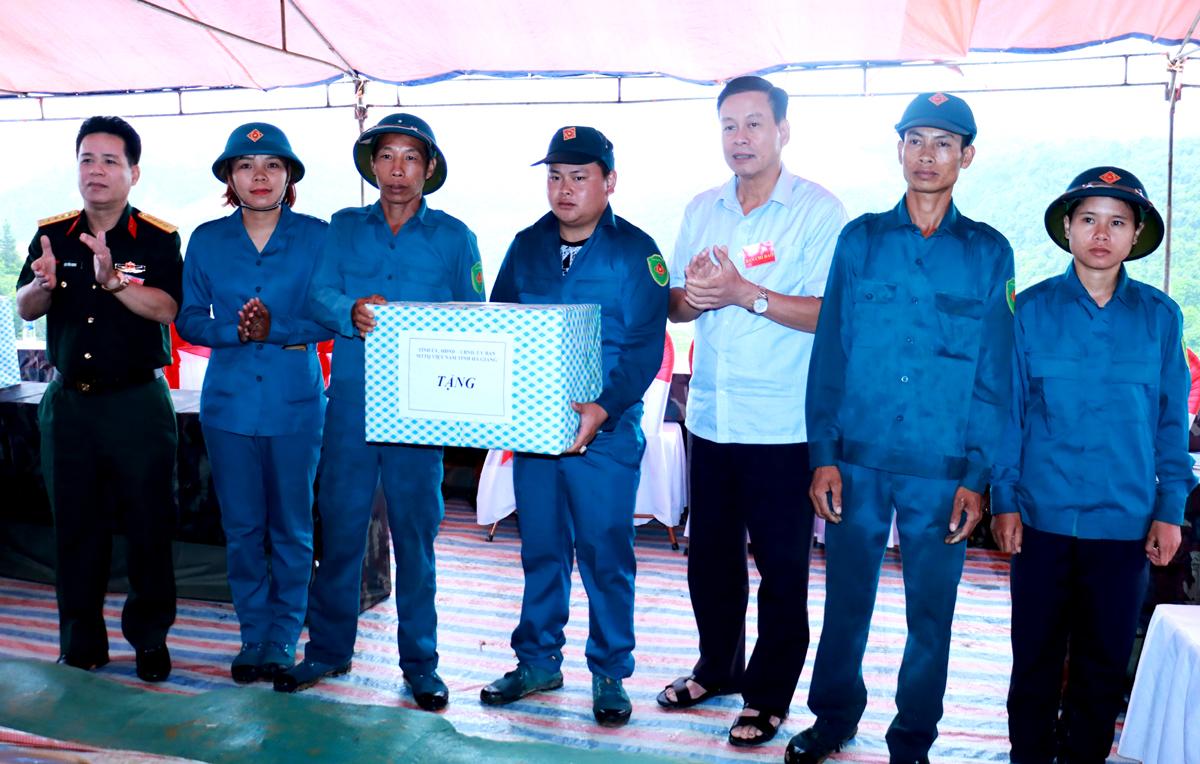 Chủ tịch UBND tỉnh Nguyễn Văn Sơn và Chỉ huy trưởng Bộ CHQS tỉnh Lại Tiến Giang tặng quà lực lượng dân quân tự vệ huyện Quản Bạ.