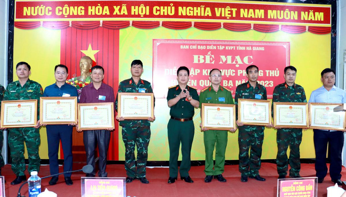 Đại tá Lại Tiến Giang, Chỉ huy trưởng Bộ CHQS tỉnh trao Bằng khen của Chủ tịch UBND tỉnh cho các cá nhân có thành tích xuất sắc trong công tác diễn tập khu vực phòng thủ huyện Quản Bạ năm 2023.