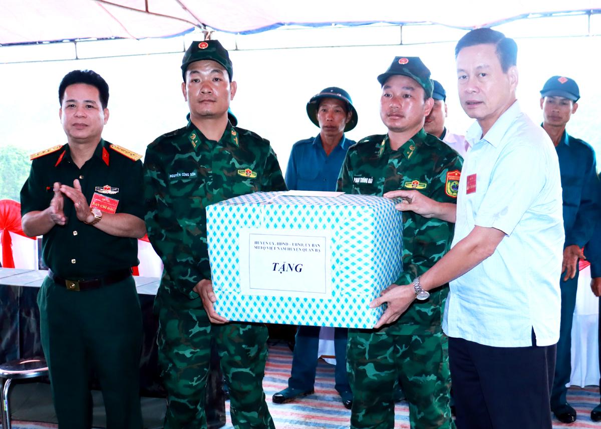 Chủ tịch UBND tỉnh Nguyễn Văn Sơn và Chỉ huy trưởng Bộ CHQS tỉnh Lại Tiến Giang tặng quà cán bộ, chiến sỹ Đồn Biên phòng Nghĩa Thuận.