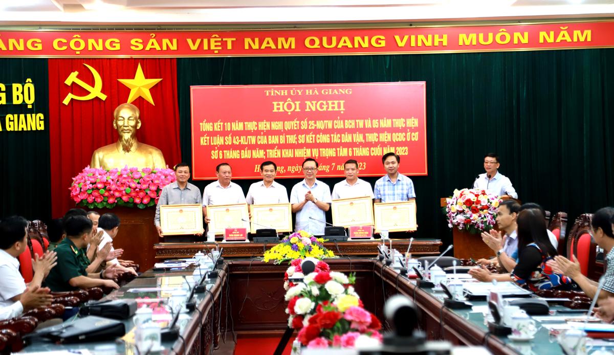 Đồng chí Thào Hồng Sơn, Phó Bí thư Thường trực Tỉnh ủy, Chủ tịch HĐND tỉnh trao Bằng khen cho các tập thể có thành tích xuất sắc.