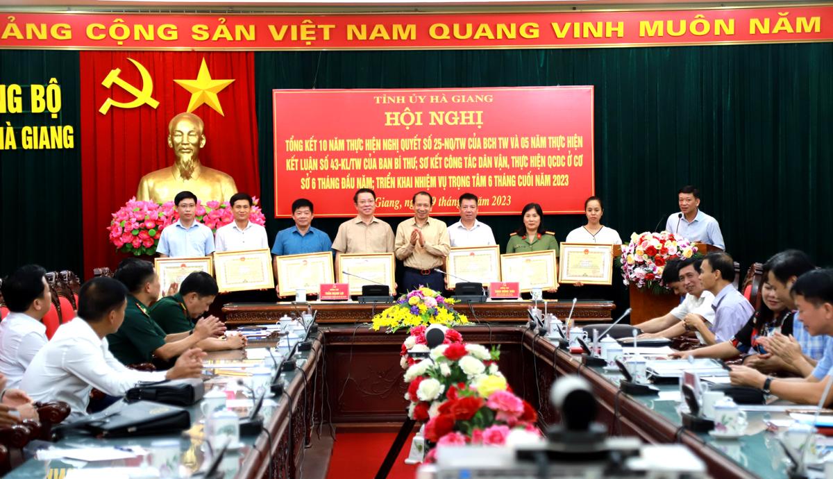 Phó Chủ tịch UBND tỉnh Trần Đức Quý trao Bằng khen của Chủ tịch UBND tỉnh cho các cá nhân có thành tích xuất sắc.