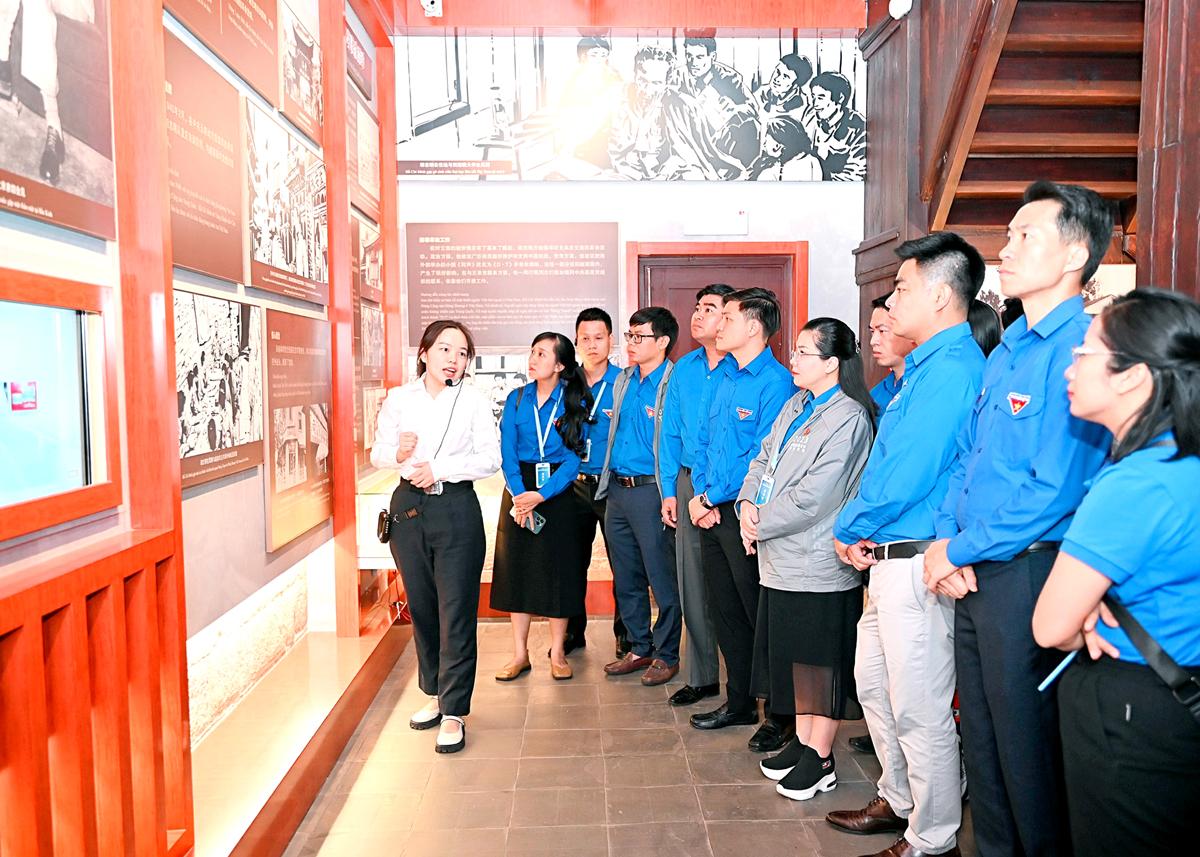 Đoàn công tác Tỉnh đoàn tham quan nhà cũ của Chủ tịch Hồ Chí Minh